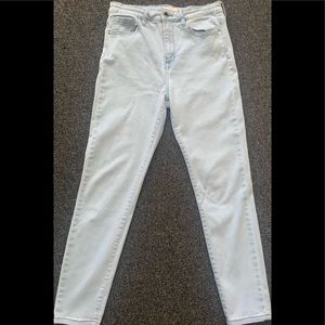 Light wash ankle jeans